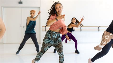 What to Wear for Hip Hop Dance Class: Unraveling the Fashion Code Behind the Beats